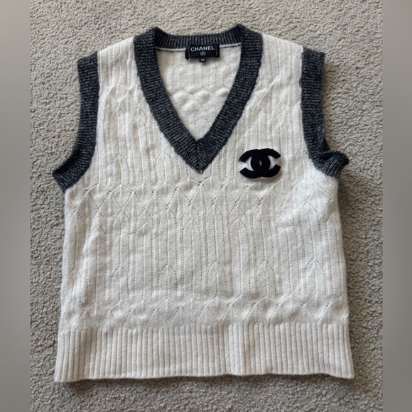 ✨Vintage Rare CHANEL Knit Wool & Cashmere White Vest Sleeveless Top CC Logo 40 - Picture 1 of 8